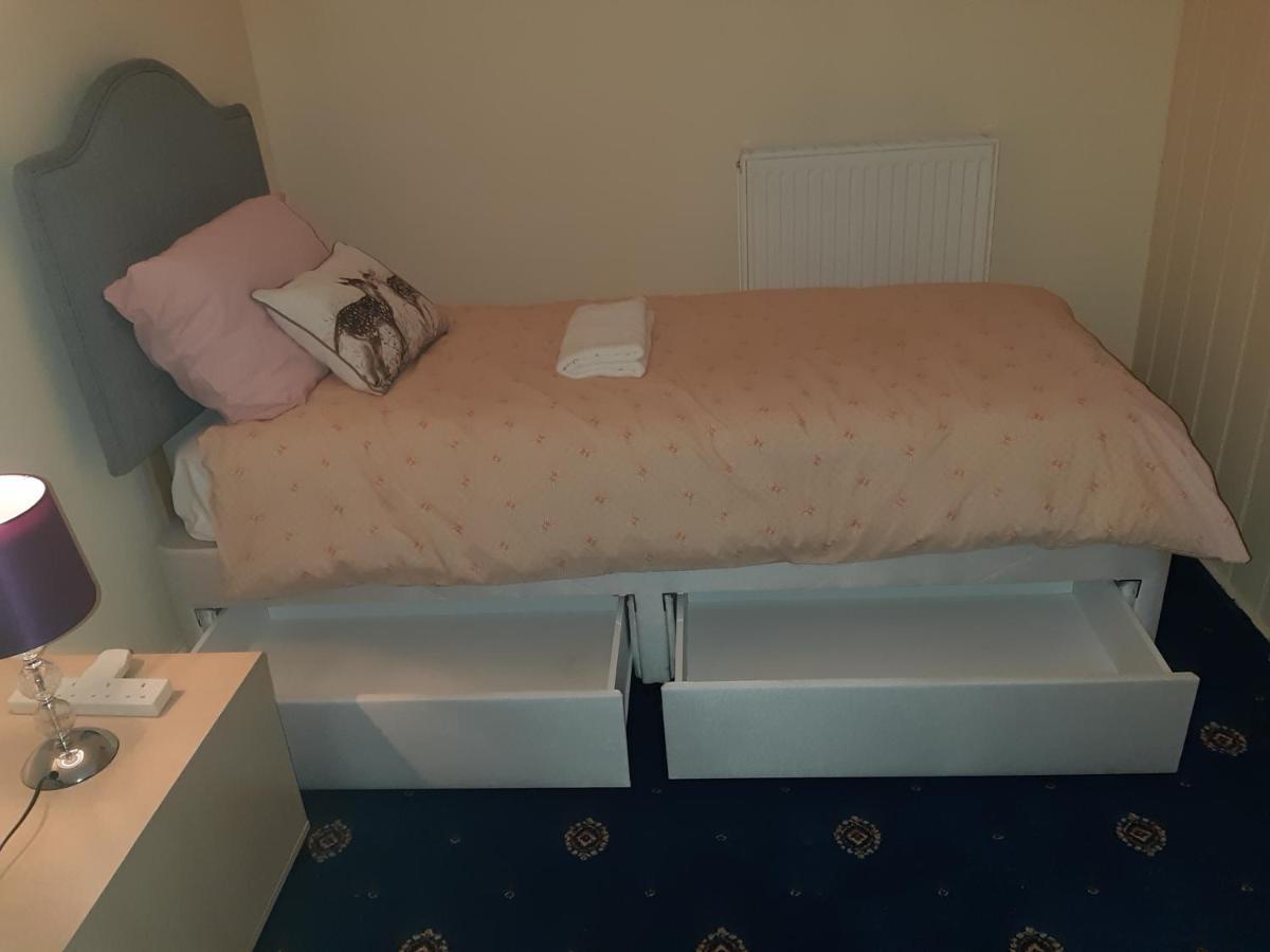 Phoenix Nights Guest House 巴罗弗内斯 外观 照片