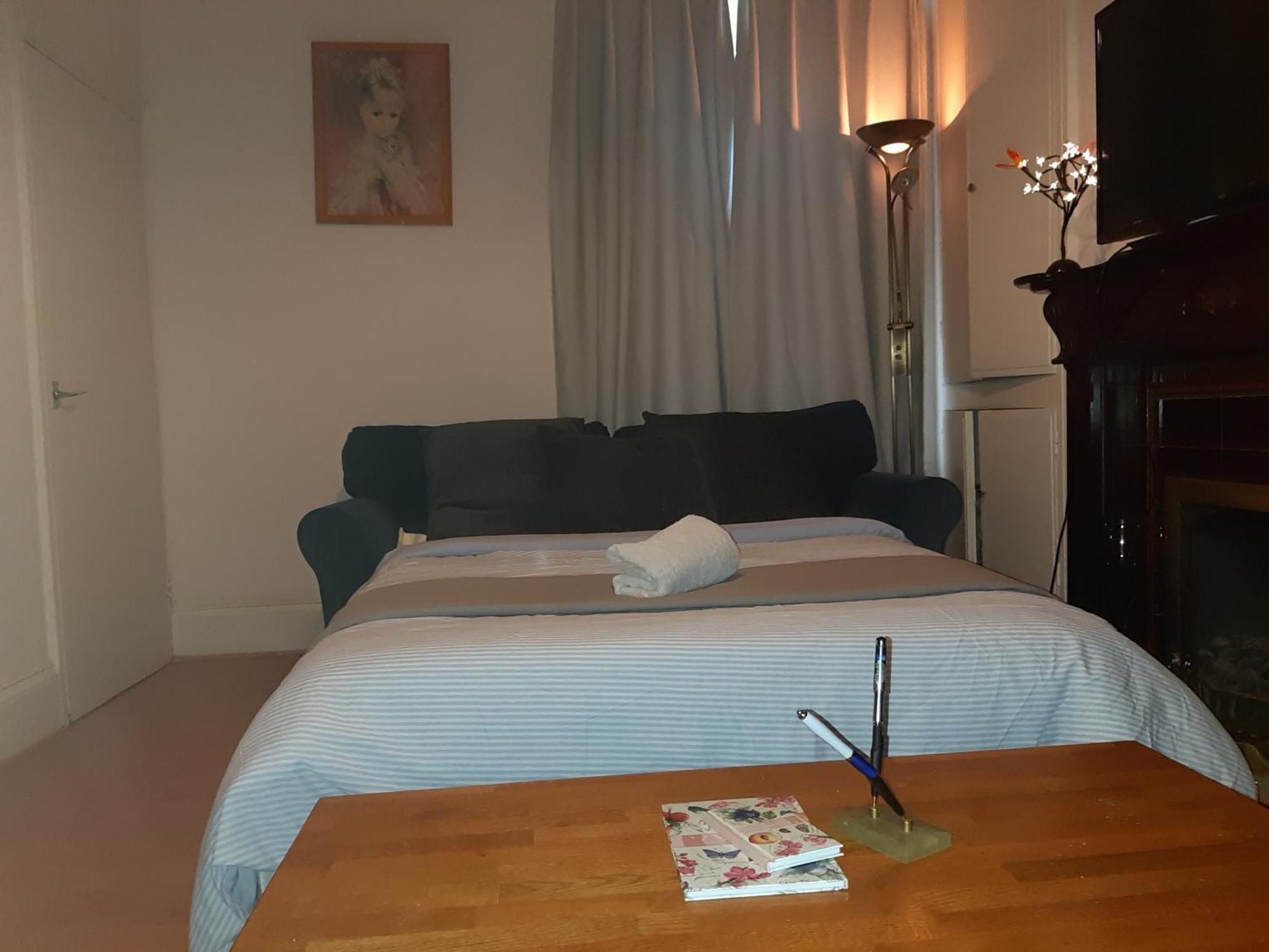 Phoenix Nights Guest House 巴罗弗内斯 外观 照片